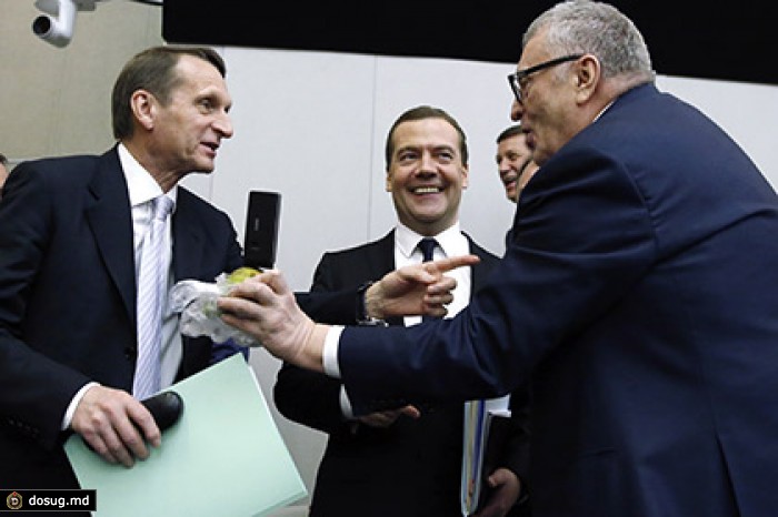 Медведев отказался съесть импортную грушу с нитратами