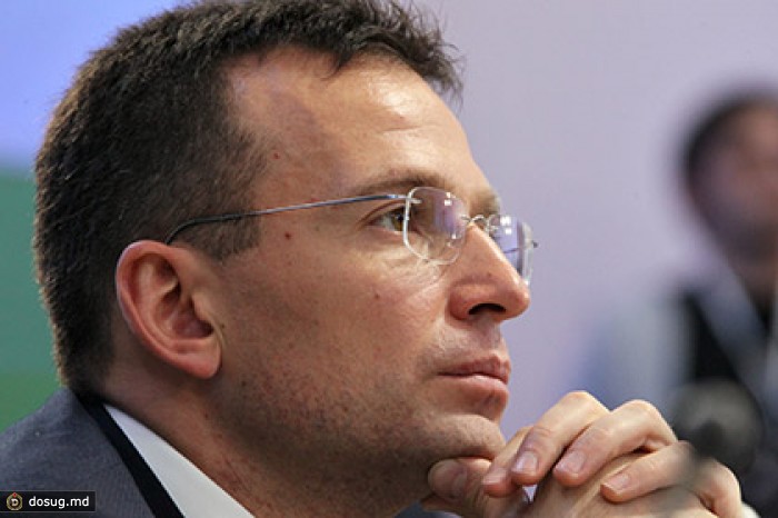 Медведев пообещал уточнить зарплату Якеменко в Сбербанке