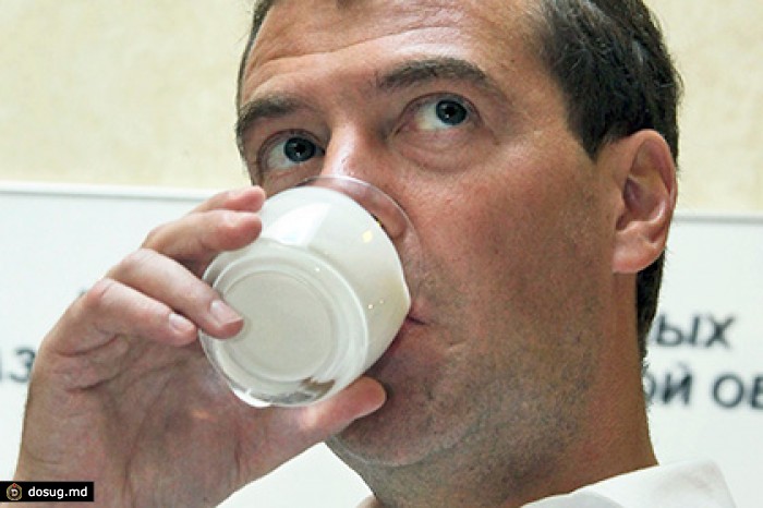 Медведев предложил запретить слово «молочный» для суррогатов