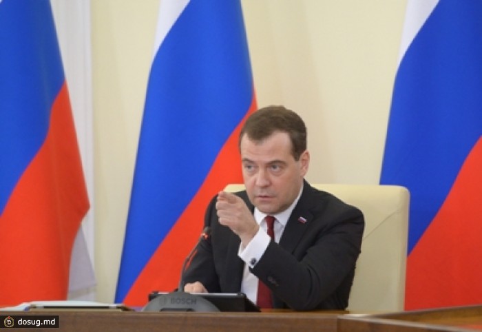 Медведев призвал госслужащих отдыхать в Крыму