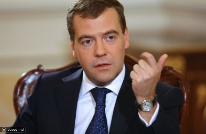 Медведев призвал власти Украины не становиться "тряпкой"