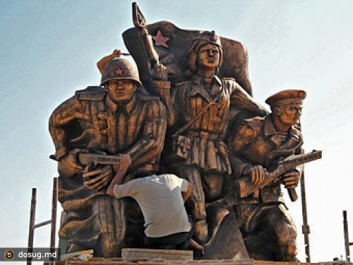 Мэр Керчи ответил бранью на критику в адрес памятника десантникам