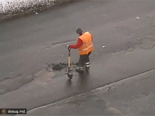 Мэра Риги возмутил снятый на видео "наноремонт" дорог