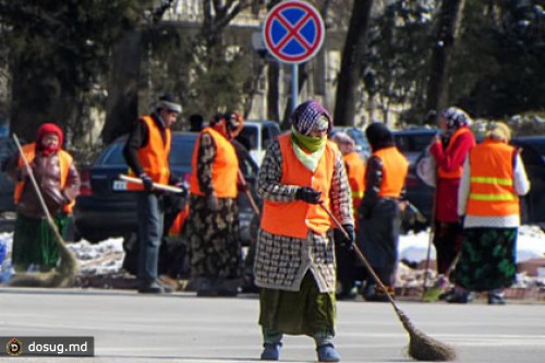 Мэрия Душанбе подарит дворничихам по 150 долларов