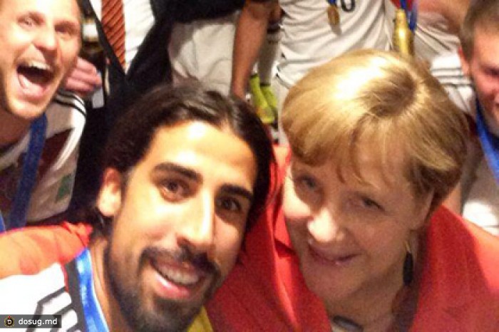 Меркель сделала селфи с футболистами сборной Германии