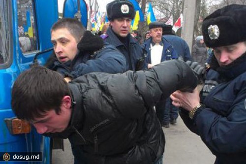 Метателей фекалий в сторонников Тимошенко наказали арестом