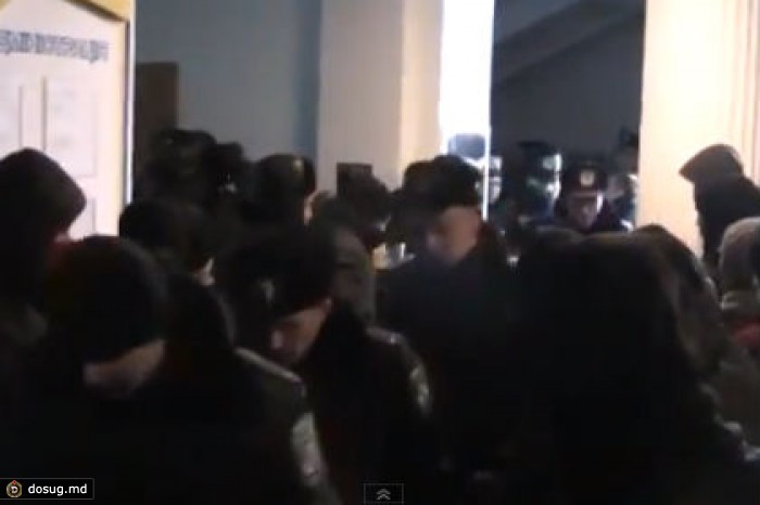 Милиция покинула здание областной администрации в Ровно