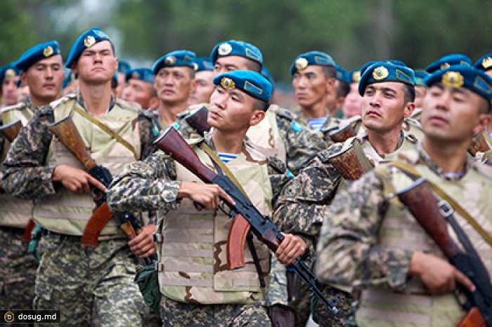 Министра обороны Казахстана попросили заменить «господ» на «товарищей»