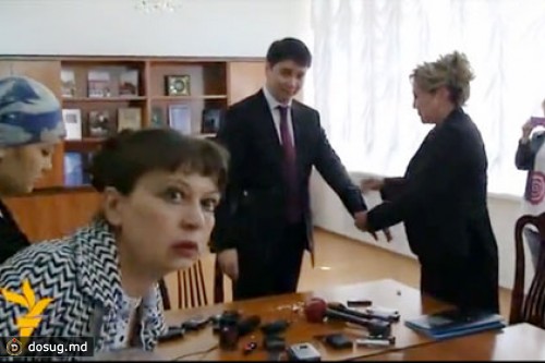 Министра труда Казахстана закидали яйцами