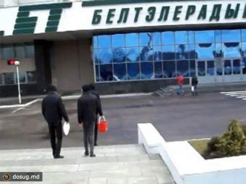 Минские нацболы вылили на Белтелерадио ведро с лапшой