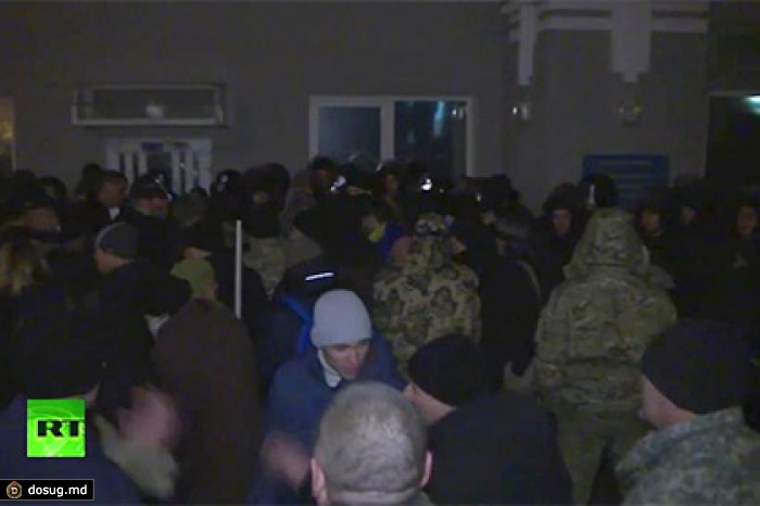 Митингующие начали штурм администрации президента Украины