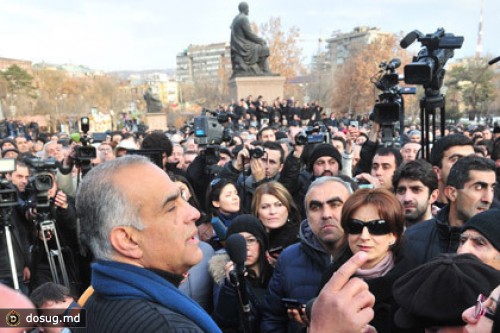 Митингующие оппозиционеры заночуют на центральной площади Еревана