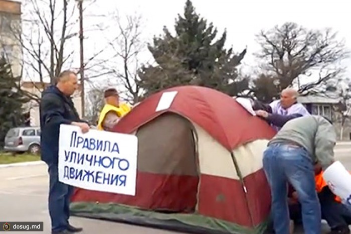 Молдавский мэр в знак протеста перекрыл дорогу