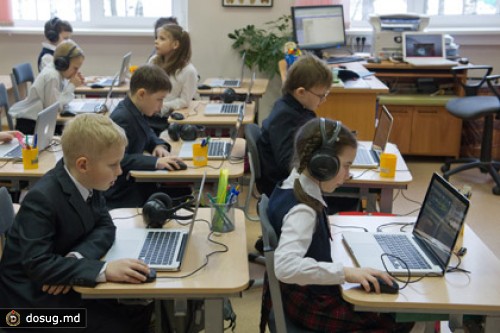 Московским школам предложили транслировать уроки в интернете