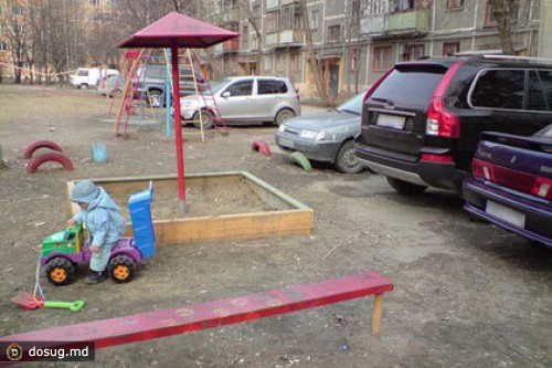 Москва утвердила штрафы за парковку на детских площадках