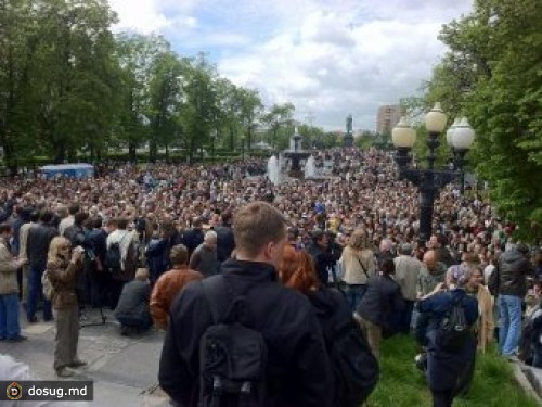 На "прогулку писателей" в Москве пришли несколько тысяч человек