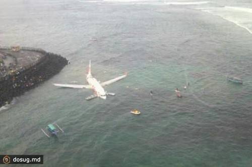На Бали самолет при посадке съехал в океан