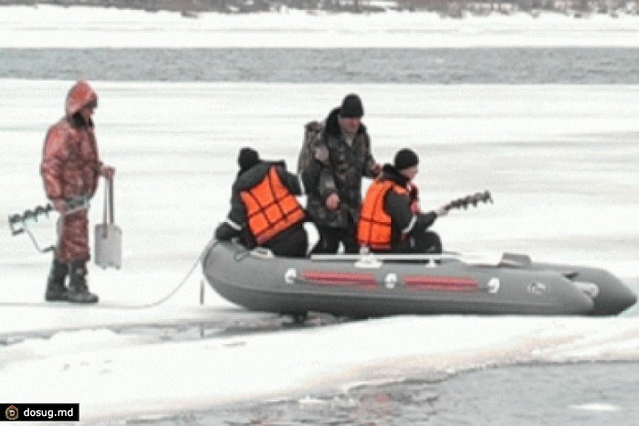 На Сахалине с оторвавшейся льдины спасли более 200 рыбаков