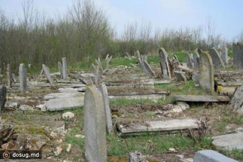 На Украине вандалы разгромили еврейское кладбище