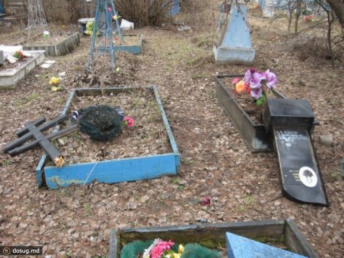 На Урале братья-школьники разгромили кладбище