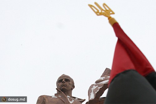 На Западной Украине поломали три памятника бандеровцам