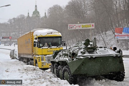 На борьбу со снегом на Украине бросили 22 тысячи человек