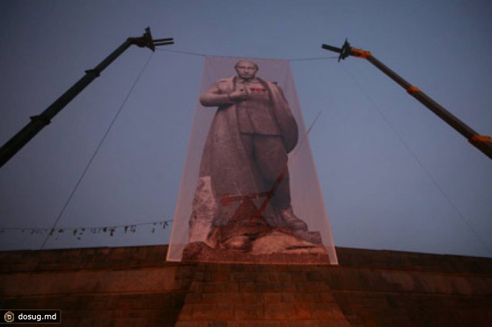 На месте памятника Сталину в Праге вывесили гигантский портрет Путина