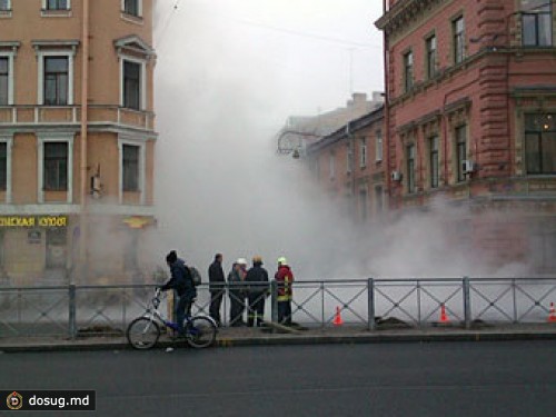 На площади Труда в Санкт-Петербурге прорвало трубу с горячей водой