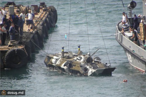 На репетиции военно-морского парада в Севастополе утопили БТР