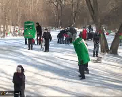 На санках в столице: местные власти обустроили снежную горку (ВИДЕО)