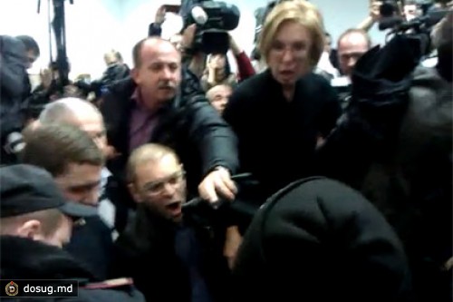 На суде по делу Тимошенко депутаты подрались с милицией