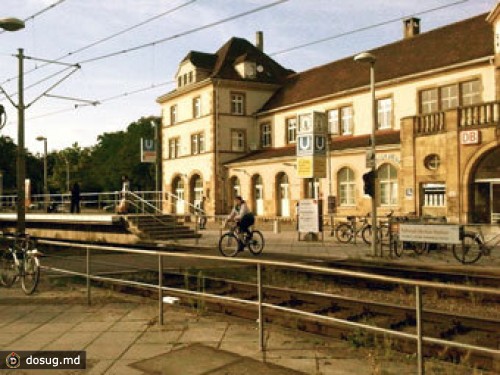 На юге Германии товарные вагоны врезались в платформу вокзала