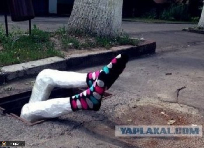 Необычный способ обозначать ямы на дорогах