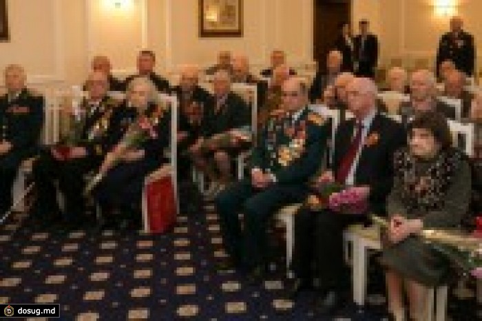 Николае Тимофти вручил ветеранам памятные медали