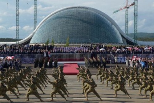 Обрушилась часть крыши нового парламента Грузии