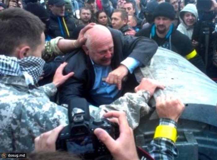 Очередной украинский депутат оказался в мусорном баке. ВИДЕО