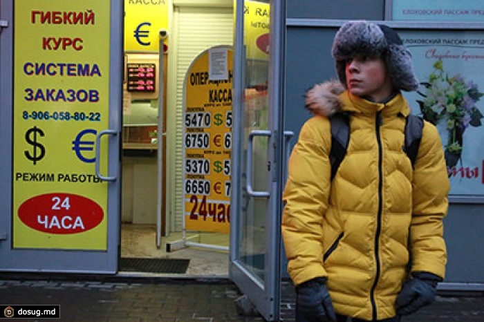 Официальные курсы доллара и евро выросли на два рубля