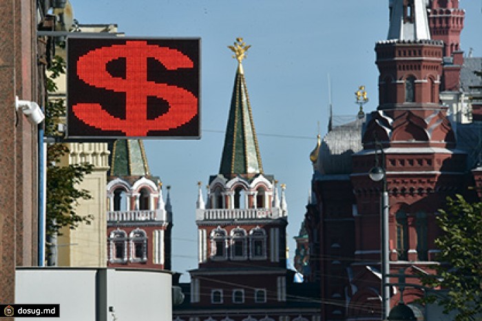 Официальный курс доллара опустился ниже 57 рублей