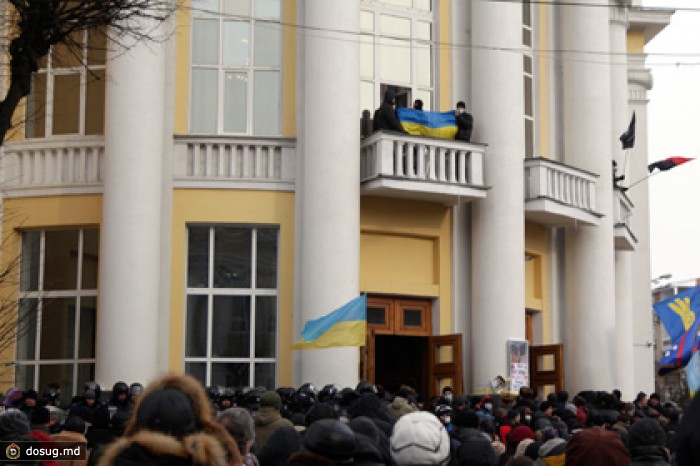 Оппозиционеры согласились освободить львовскую администрацию