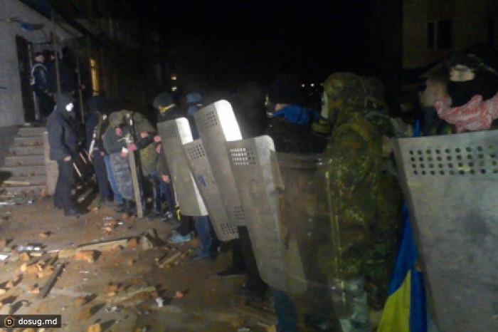 Оппозиционеры заняли базу «Беркута» в Ровно