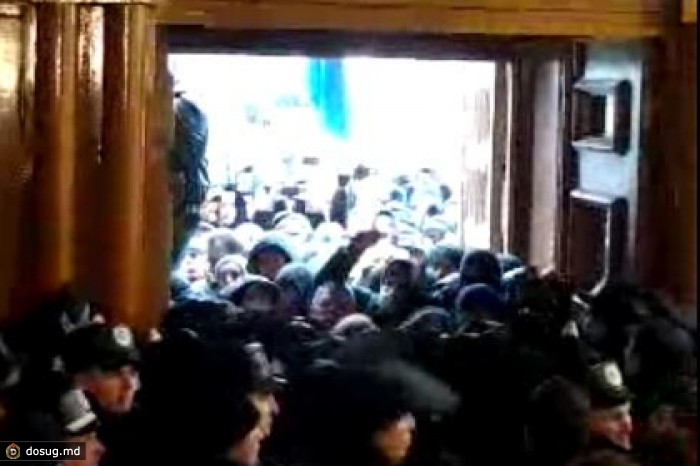 Оппозиция захватила здание мэрии Киева