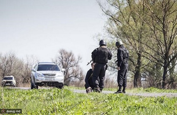 Опубликовано фото корреспондента LifeNews на коленях перед военными Украины
