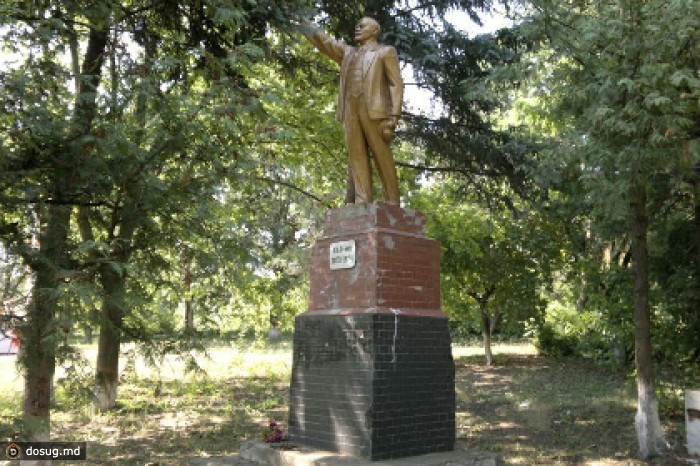 Памятник Ленину в Одесской области упал от старости