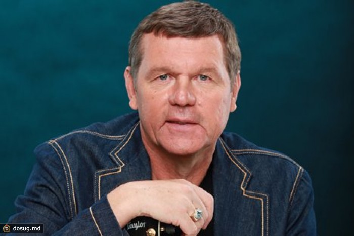 Певец Александр Новиков оторвал номер машины, занявшей "его" место. ВИДЕО