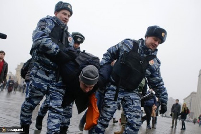 Почти все участники акции в поддержку «Дождя» вышли из ОВД
