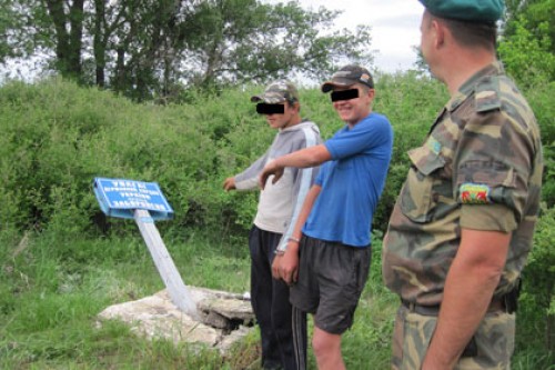 Подростки из России покусились на украинский пограничный знак