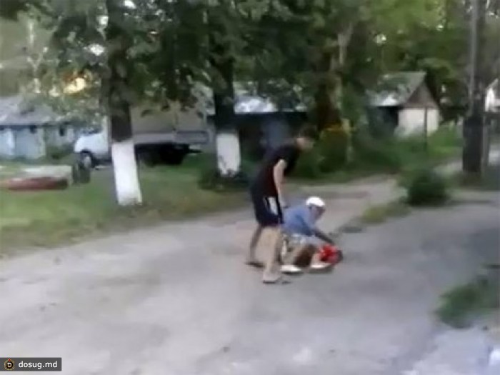 Подростки сняли на видео избиение пожилой женщины