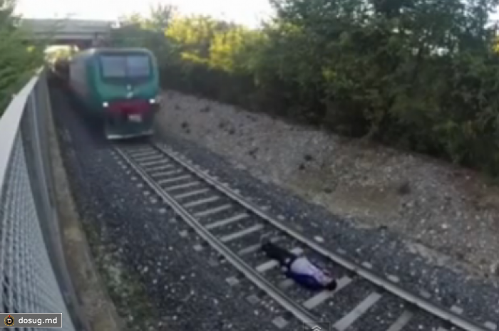 Подросток лег под несущийся поезд. ВИДЕО