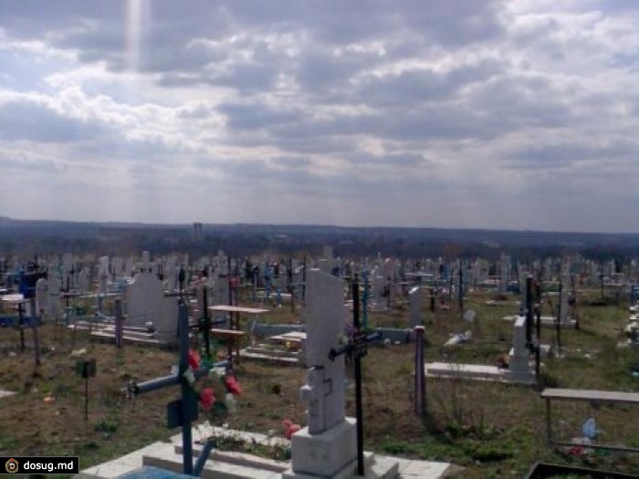 Погуляли на Радоницу: тонны мусора и десятки попавших в больницу с алкогольным отравлением