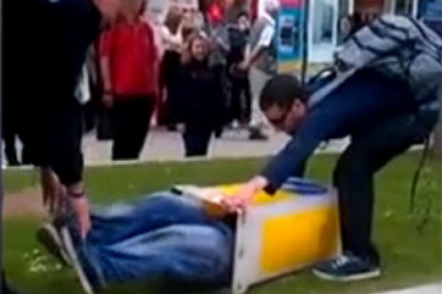 Полицейский помог британцу с оградительной тумбой на голове